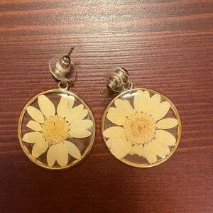 Pressed dried flower Resin daisy stud earrings gold